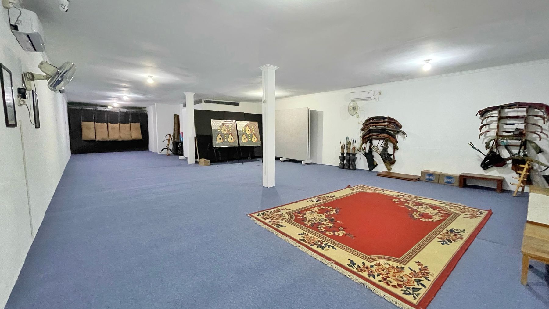Ruang latihan panahan indoor Maidan Archery di kompleks masjid, Jakarta Timur